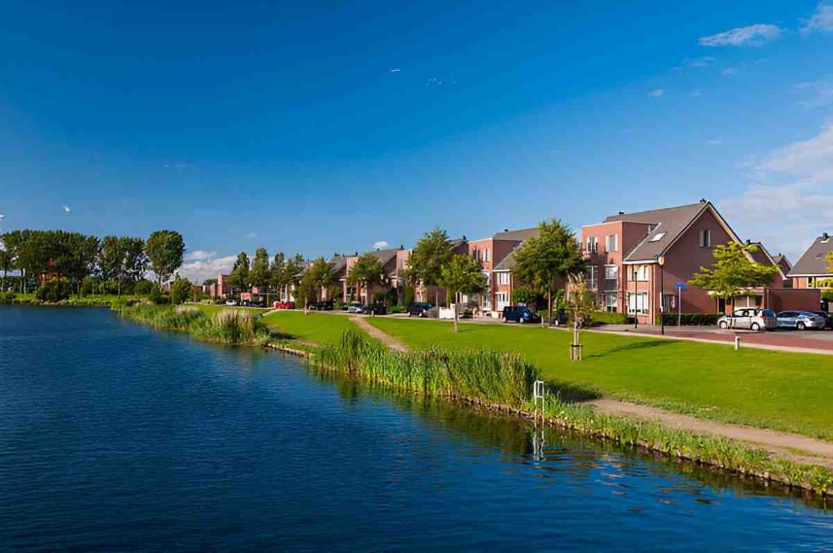 Are Lake Houses a Good Investment A Comprehensive Guide