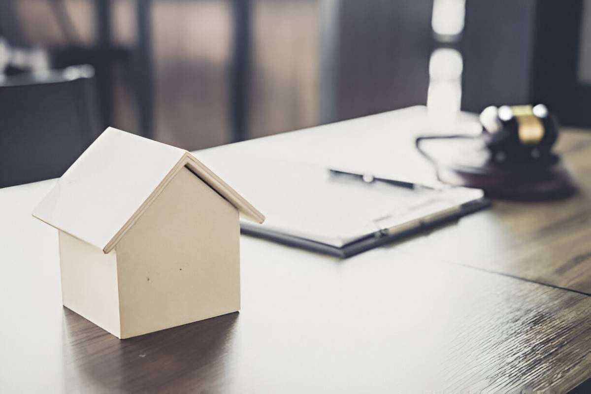 Title Understanding Outsourced Mortgage Services A Deep Dive into Cost Efficiency, Compliance, and Risk Management