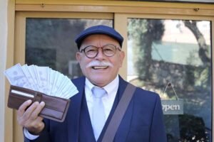 arturo invests $5000 in a mutual fund